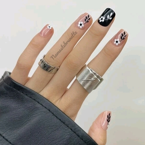 2/$16 Floral Short Press On Nails - Picture 1 of 17